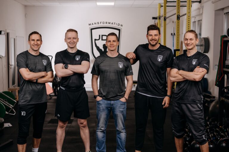 Skupinový trénink vs. osobní trenér: co je lepší pro tebe